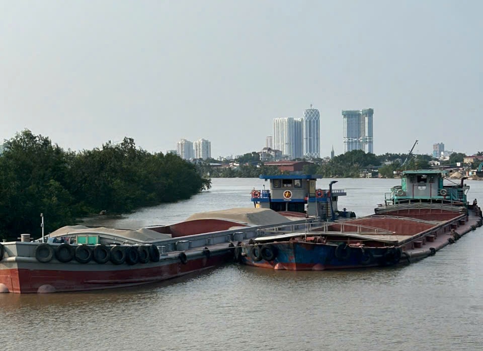 Phát hiện 06 phương tiện vận tải đường thủy nội địa chở cát san lấp không có giấy tờ, nguồn gốc hợp pháp